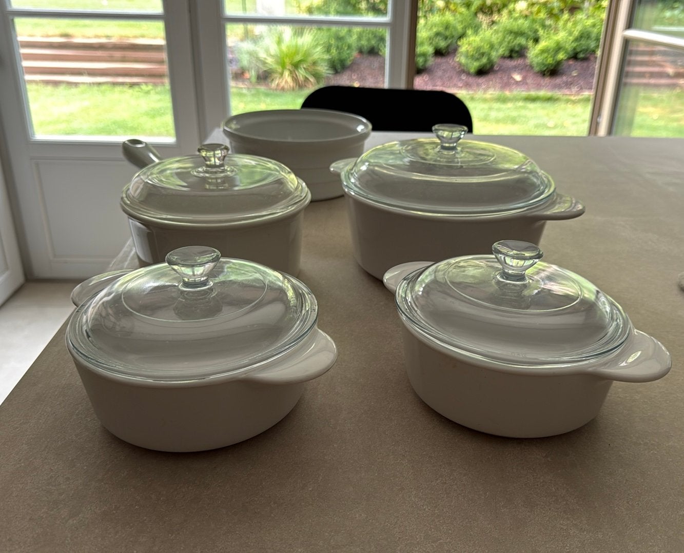 4 casseroles et un plat blanc, Avec couvercle, Enlèvement, Utilisé, Casserole