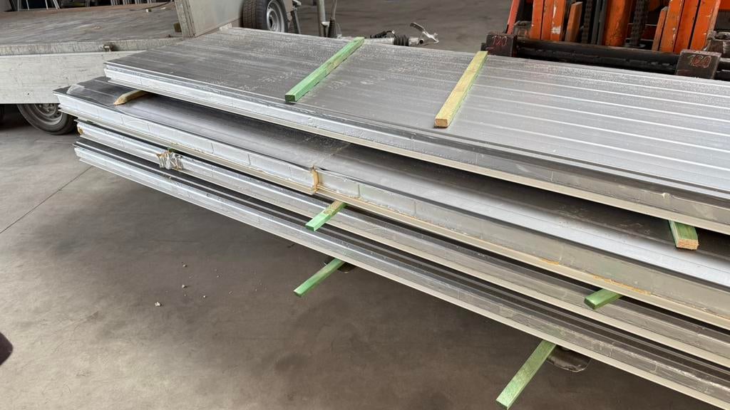 Staalplaten voor gevel grijze kleur met isolatie, Doe-het-zelf en Bouw, Ophalen, Zo goed als nieuw