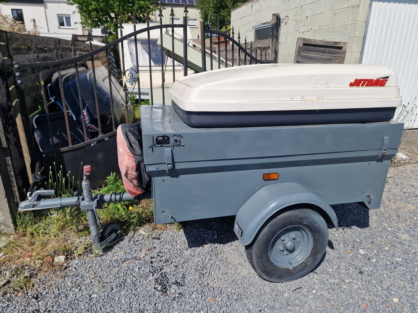Aanhangwagen met dakkoffer, Enlèvement