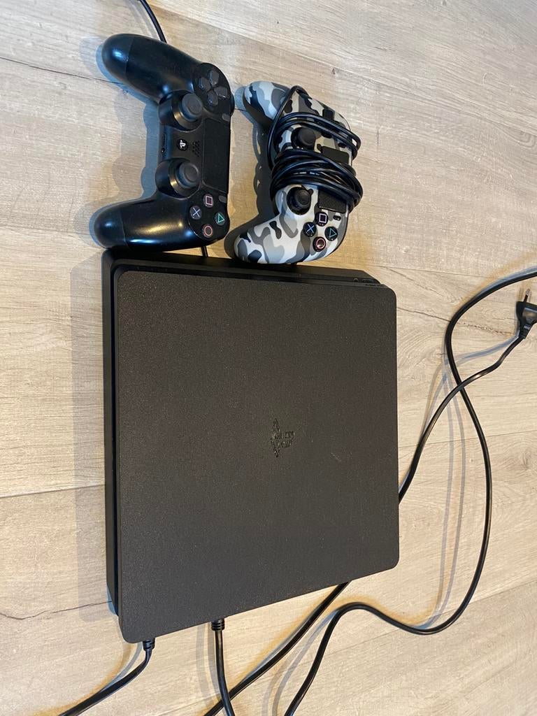 Playstation 4 met 2 controllers en 4 spelletjes, Games en Spelcomputers, Ophalen, Zo goed als nieuw, Met 2 controllers