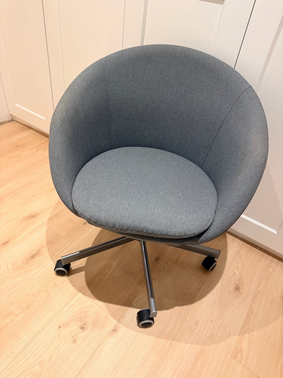 Chaise pivotante SKRUVSTA IKEA, Maison & Meubles, Chaises de bureau, Enlèvement, Utilisé, Gris, Chaise de bureau