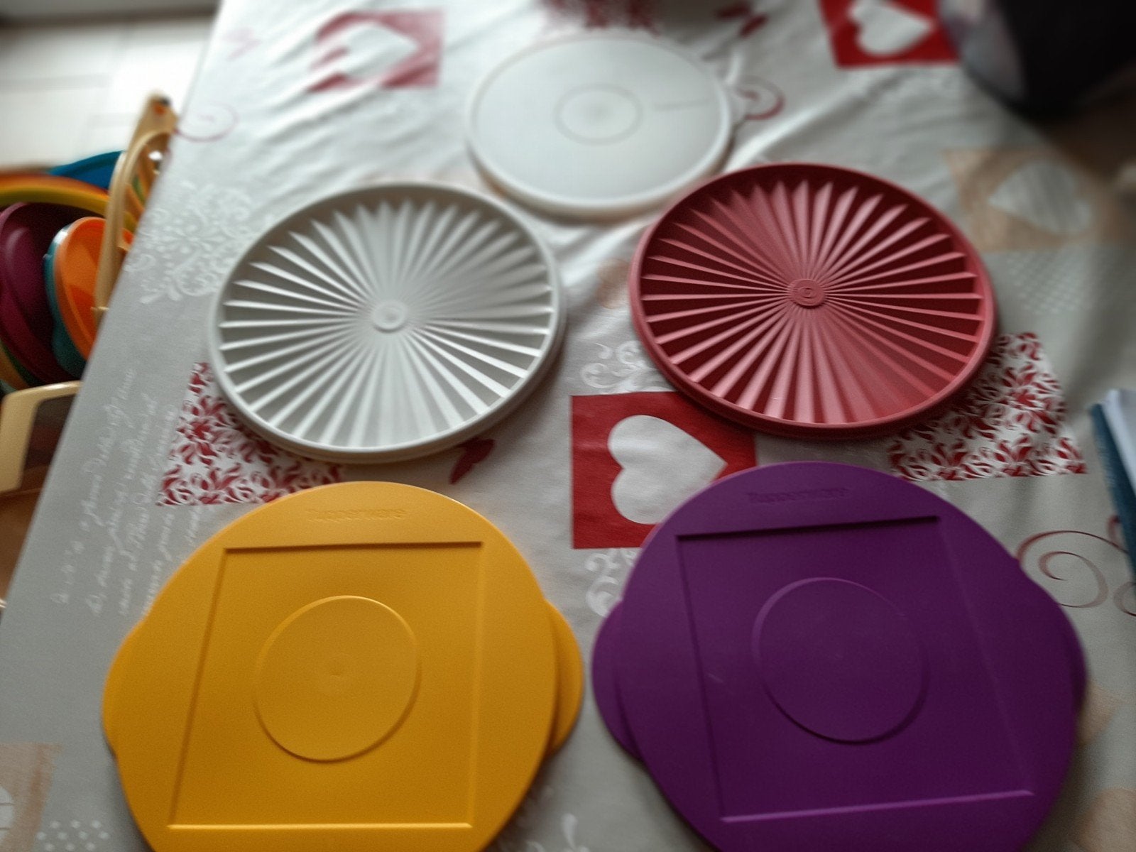 Verschillende deksels van tupperware