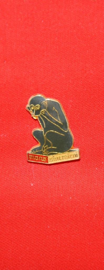 pin's metal emaillé singe de mons (x2012), Enlèvement ou Envoi, Comme neuf, Ville ou Campagne, Insigne ou Pin's