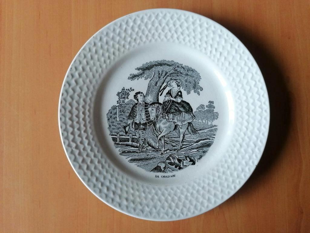 assiette La Cavalcade faïencerie de Jemappes, Antiquités & Art, Enlèvement ou Envoi