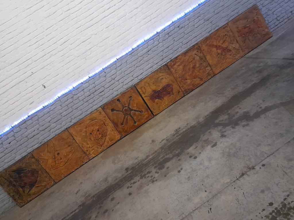 Carrelage mural brutaliste des années 70, Enlèvement
