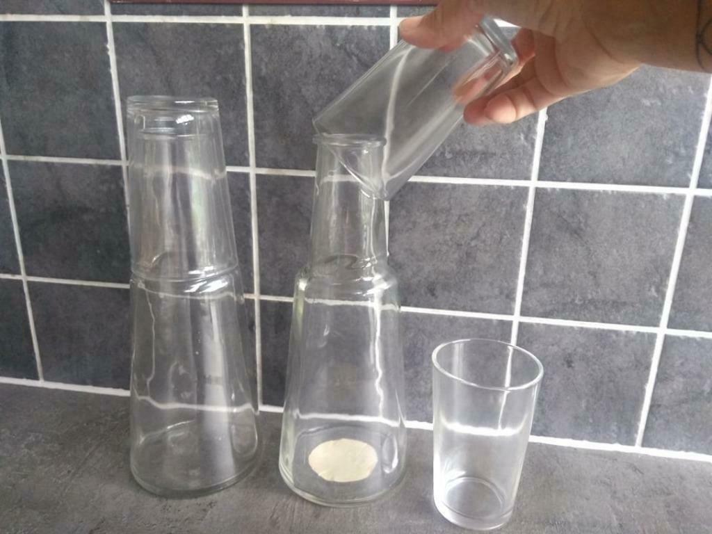 2 flessen met 3 glazen, Ophalen of Verzenden, Zo goed als nieuw