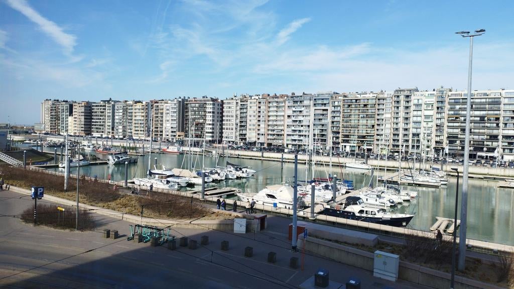 Week in juli of augustus aan zee haven Blankenberge