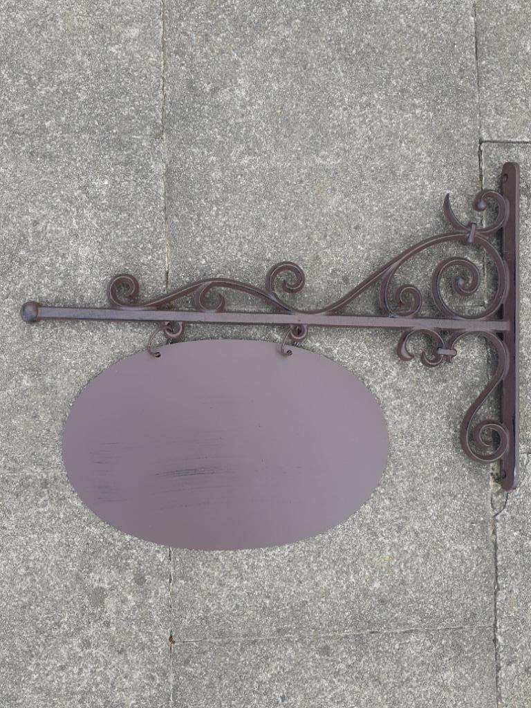 ENSEIGNE EN FER FORGE SUR POTENCE EN FONTE (44 cm), Enlèvement ou Envoi, Neuf