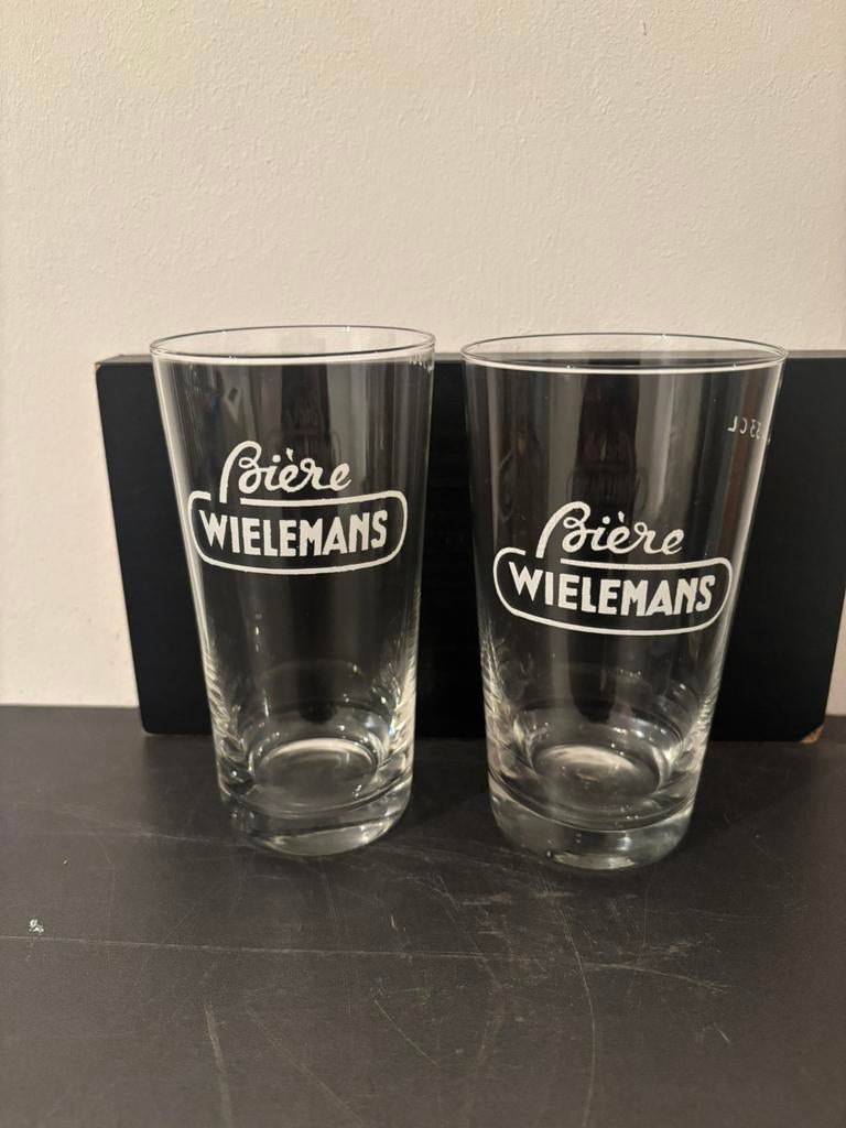 Twee verschillende geverfde bierglazen Bière Wielemans 33cl, Verzamelen, Biermerken, Ophalen of Verzenden, Zo goed als nieuw, Glas of Glazen