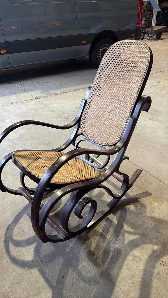 Oude schommelstoel Thonet, Enlèvement