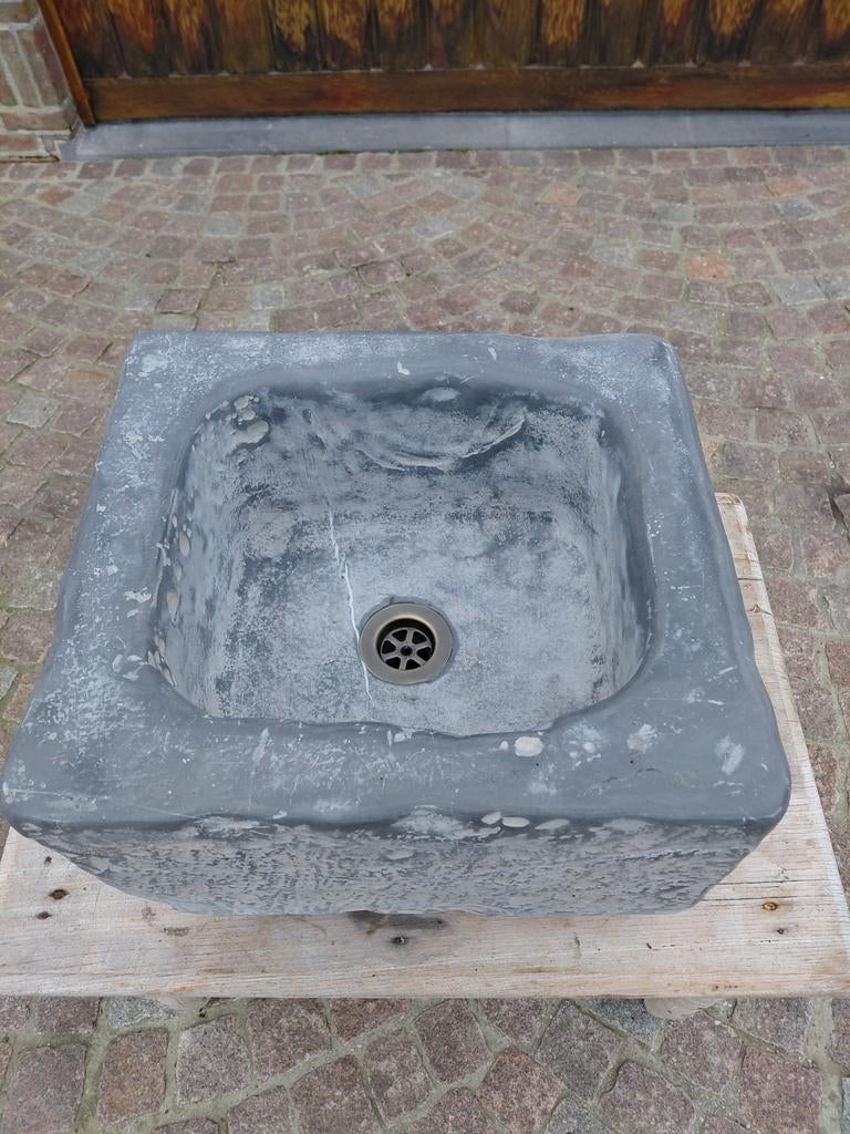 Antieke prachtige arduinen wasbak met afgewerkte zijden, Tuin en Terras, Buitenkranen, Ophalen