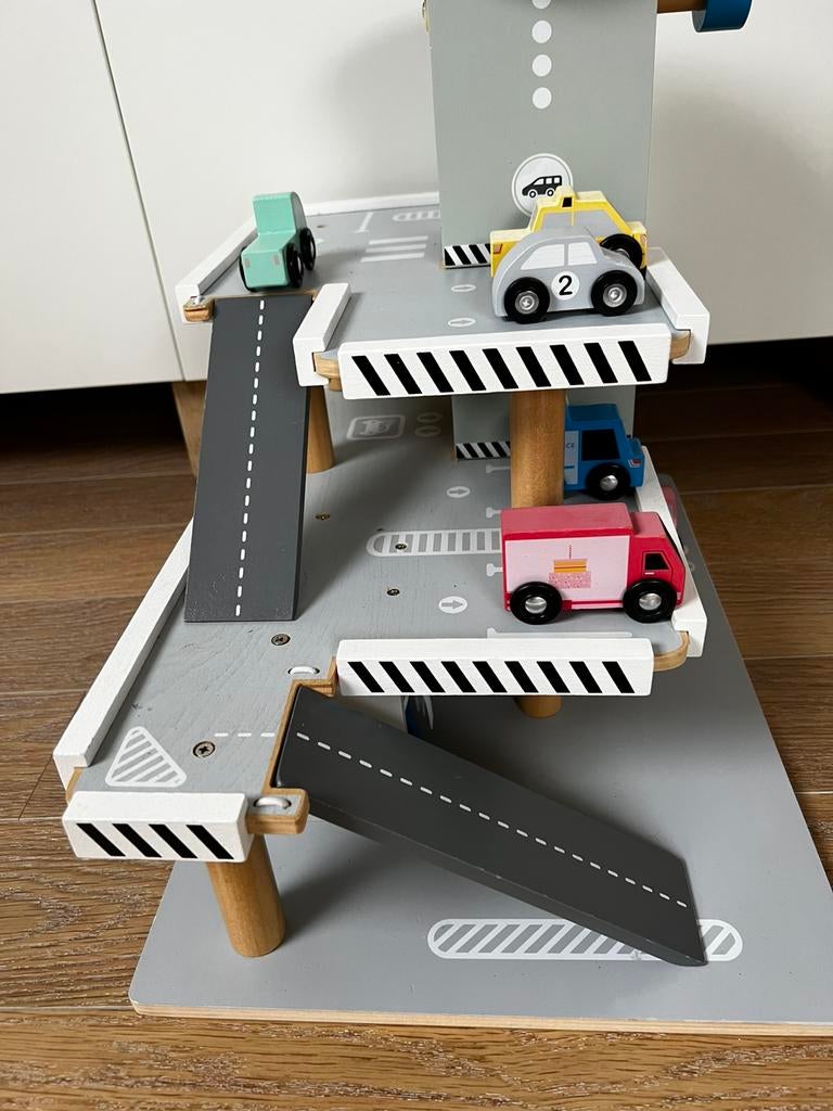 Garage speelgoed in hout met 7 auto’s, Ophalen, Zo goed als nieuw