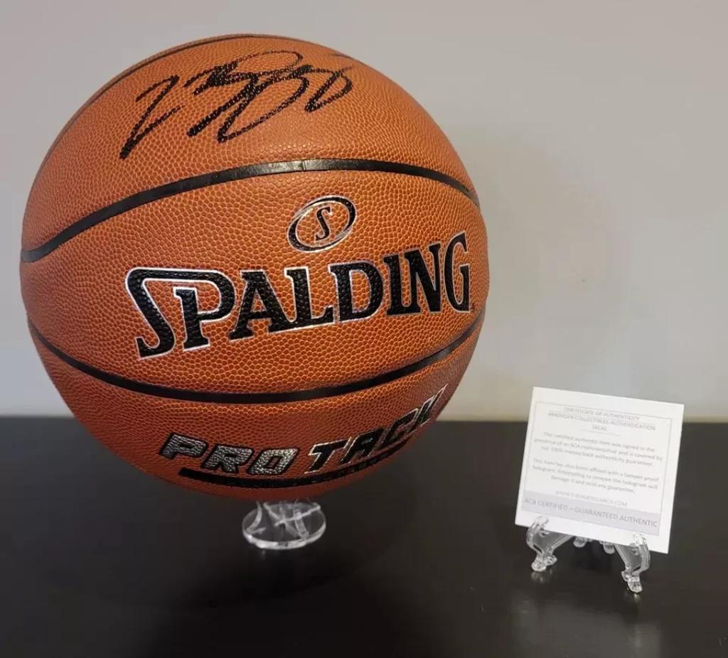 Gesigneerde basketbal door Lebron James, Sports & Fitness, Basket, Enlèvement ou Envoi, Neuf, Ballon