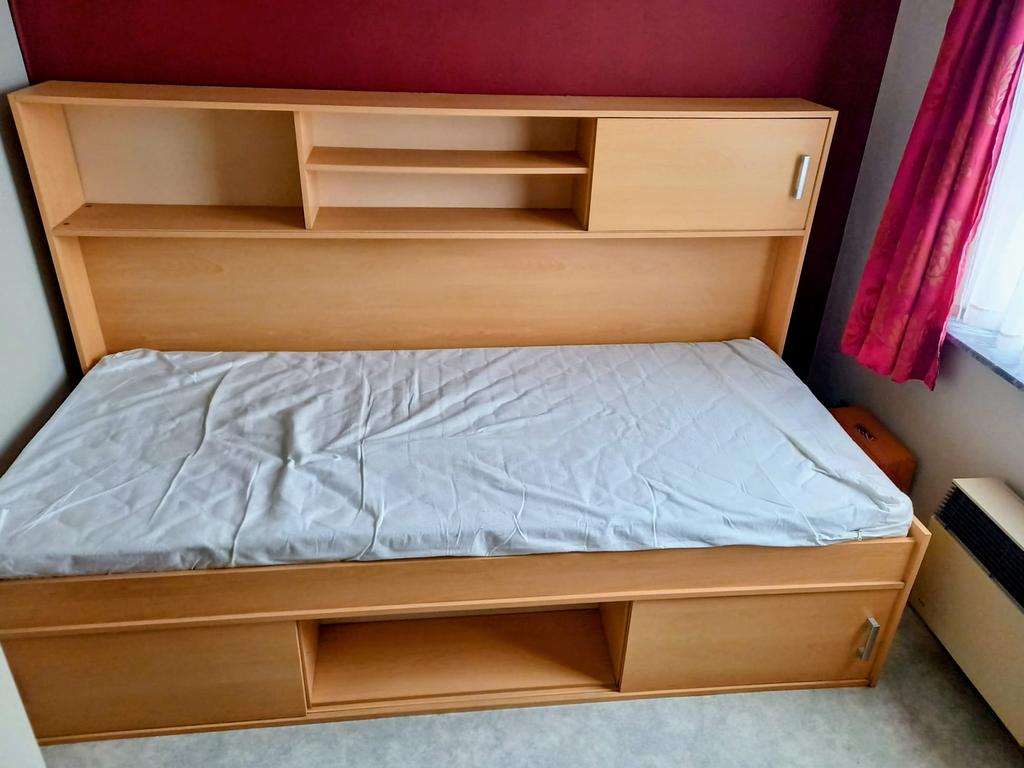 Eénpersoonsbed met houten frame en ingebouwde kasten, Huis en Inrichting, Ophalen, Zo goed als nieuw
