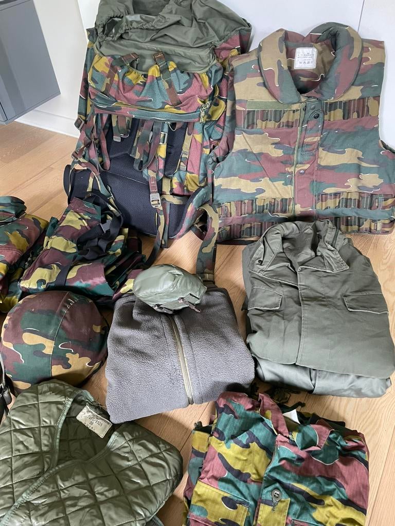 Verschillende militaire kleding (zie foto’s en beschrijving), Verzamelen, Ophalen