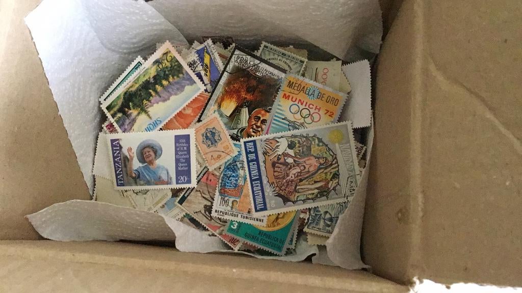 Doosje postzegels wereld, Postzegels en Munten, Ophalen of Verzenden