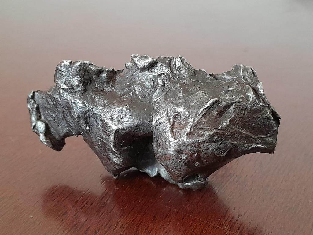 Sikhote-Alin-meteoriet, een ijzermeteoriet die in 1947 viel, Verzamelen, Mineralen en Fossielen, Overige typen, Ophalen of Verzenden