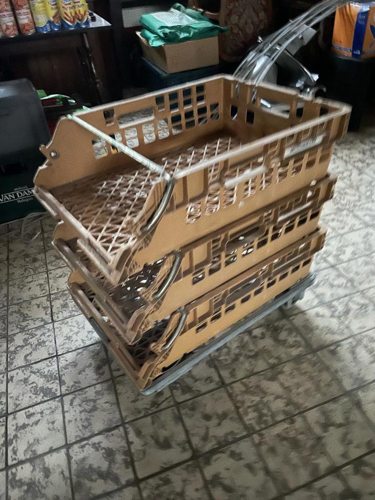 102 stapelbare broodbakken en transportkarren, Zakelijke goederen, Kantoor en Winkelinrichting | Magazijn, Stelling en Opslag