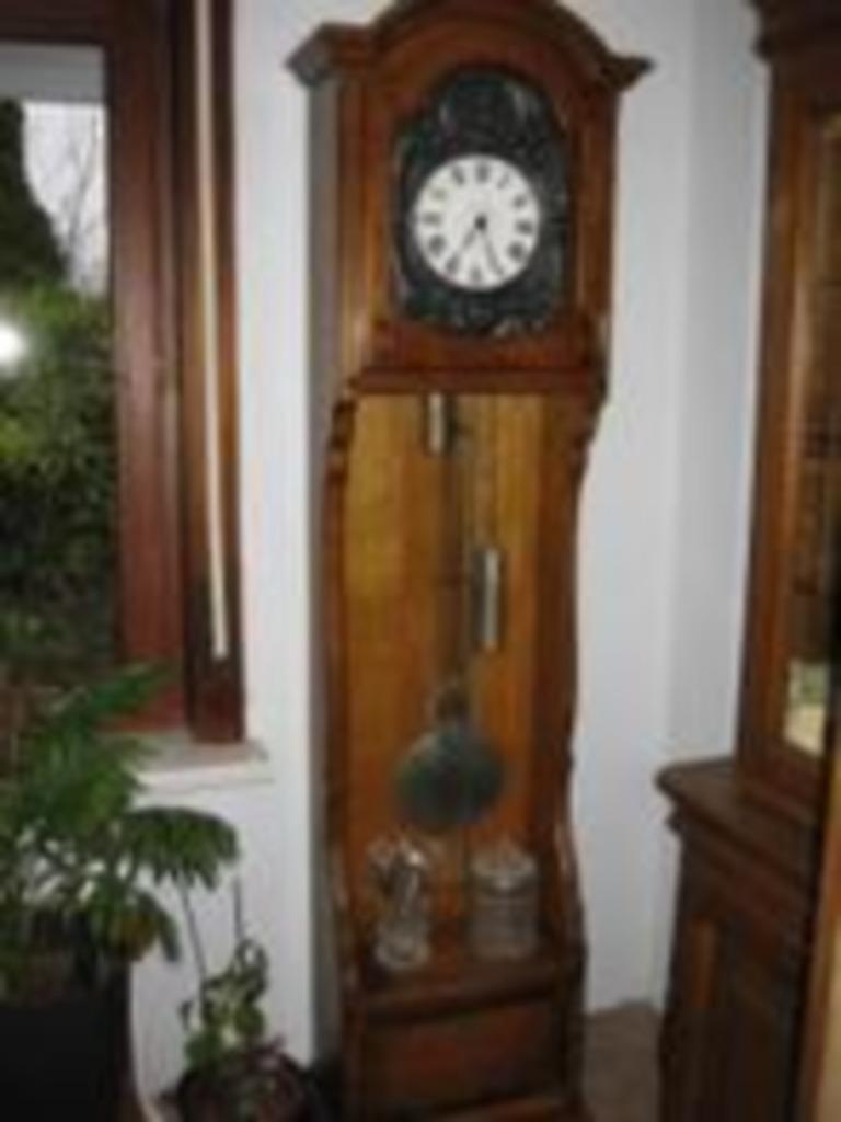 Horloge sur pied en chêne et étain, Enlèvement