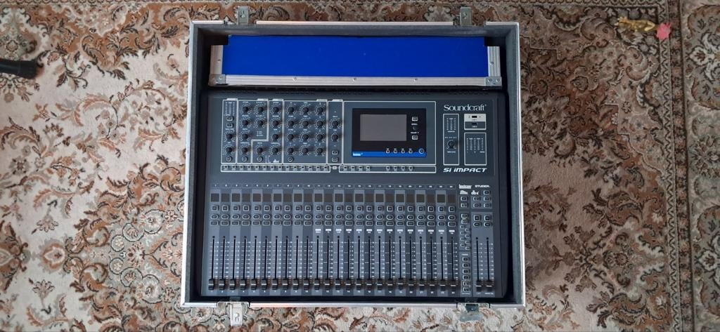 Soundcraft si impact 32i avec carte Madi et flight-case, Musique & Instruments, Tables de mixage, Enlèvement ou Envoi, Comme neuf