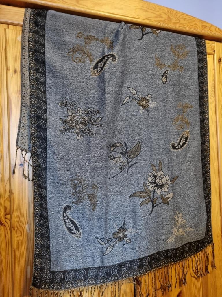 Grand foulard pashmina mi-saison beige et gris 170 x 70 cm, Enlèvement ou Envoi, Porté, Pashmina