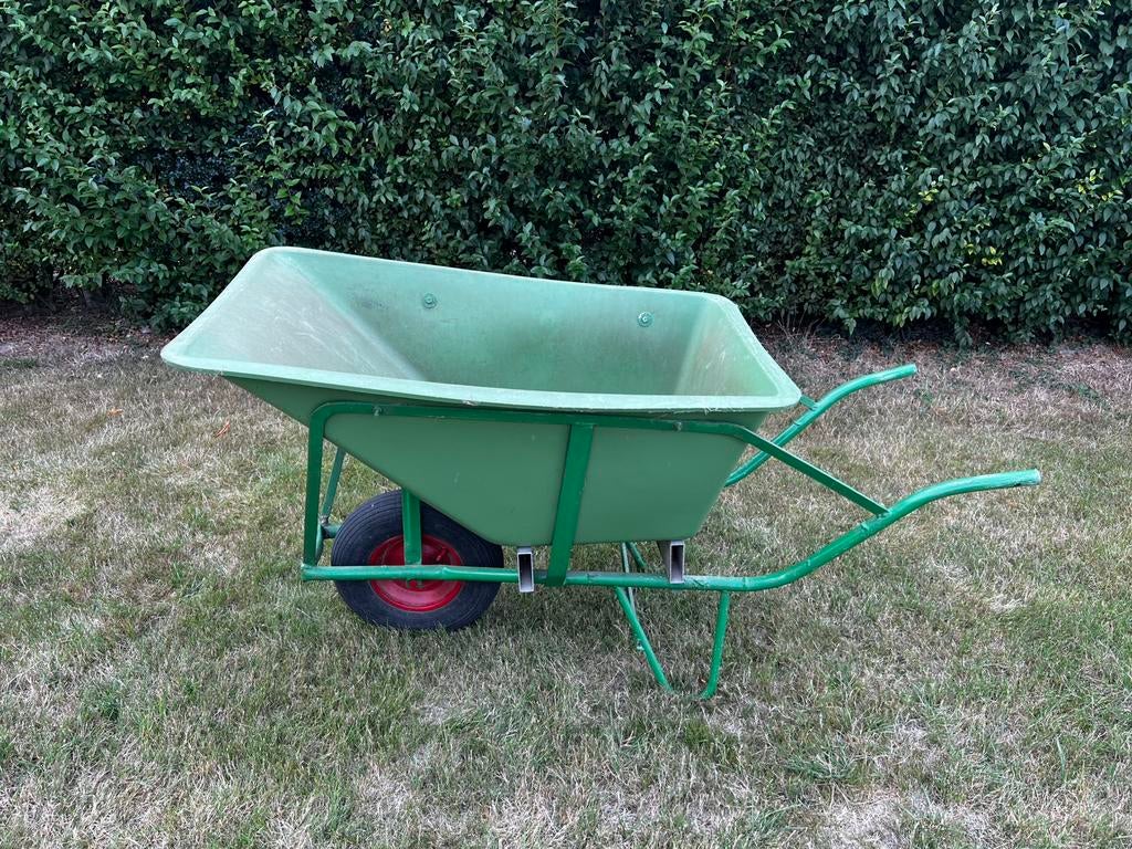 Stevige kruiwagen – kunststof bak, metalen frame, Tuin en Terras, Kruiwagens, Zo goed als nieuw, Handmatig, Eenwielig, Ophalen