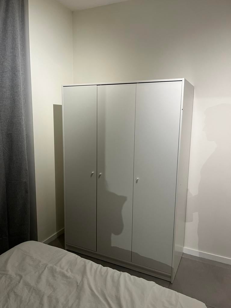 Wardrobe with three dors, Huis en Inrichting, Kasten | Kleerkasten, Ophalen, Zo goed als nieuw