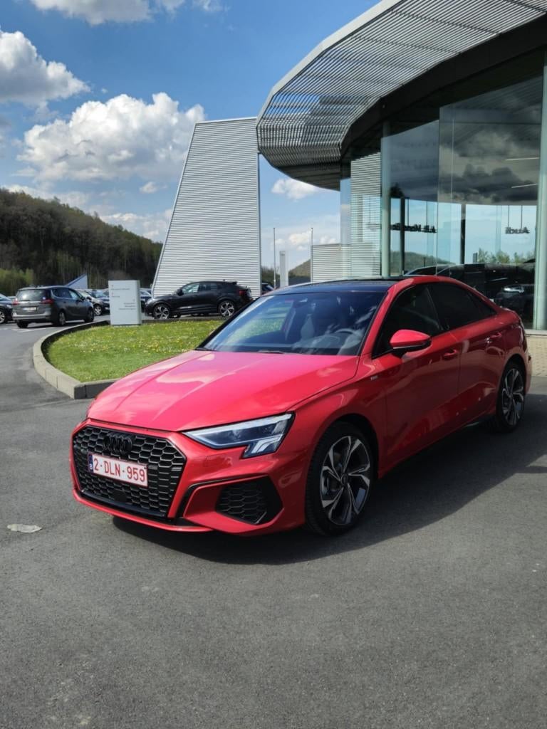 AUDI A3 BERLINE - 35 TFSI S-Line, Rouge, Achat, 13555 kg, Capteur de lumière