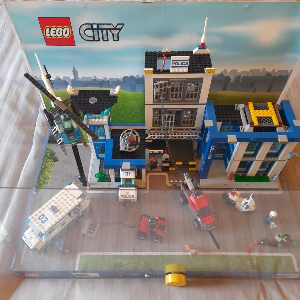 LEGO: EXCLUSIEVE & UNIEKE SHOWCASE van CITY 60043 + 60047*, Kinderen en Baby's, Speelgoed | Duplo en Lego, Ophalen, Gebruikt, Complete set