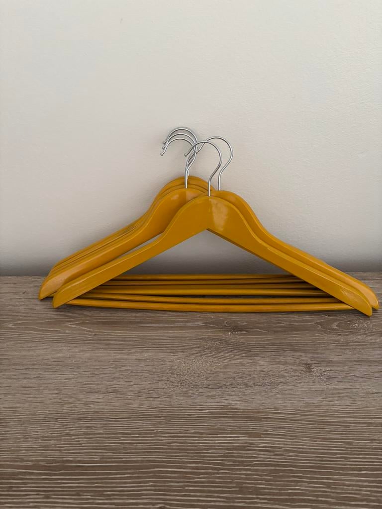 Houten kleerhangers geel ( 6 stuks), Enlèvement ou Envoi, Comme neuf