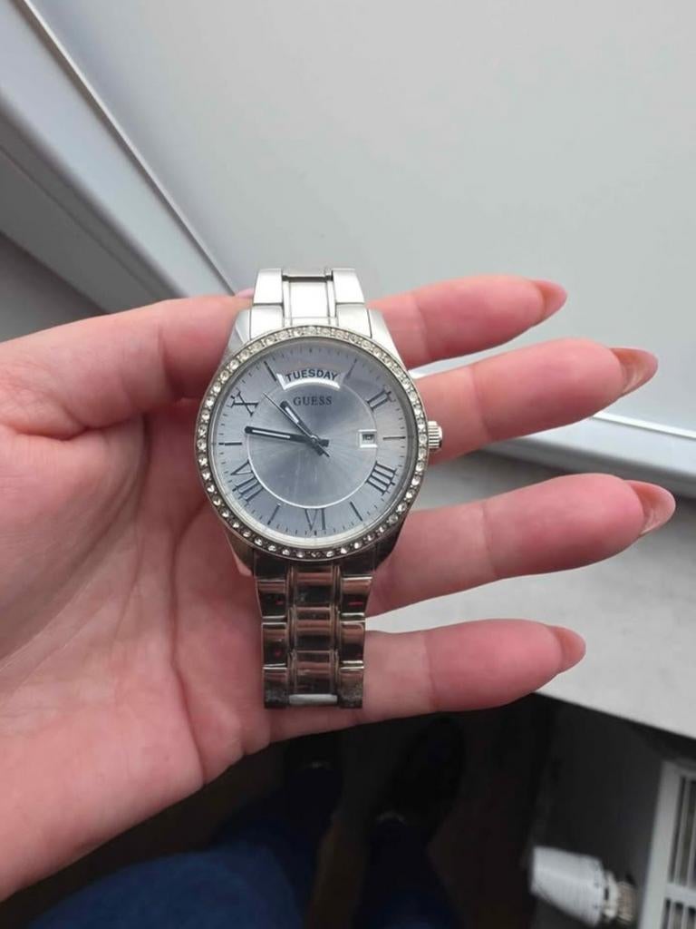 Guess Horloge met dag verwijzing, Ophalen