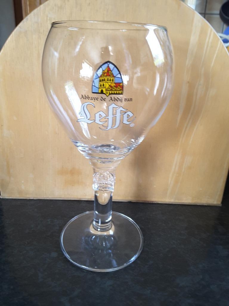 LEFFE glas 33 cl gravure op de bovenkant van de voet en aan, Ophalen of Verzenden, Nieuw, Glas of Glazen, Leffe