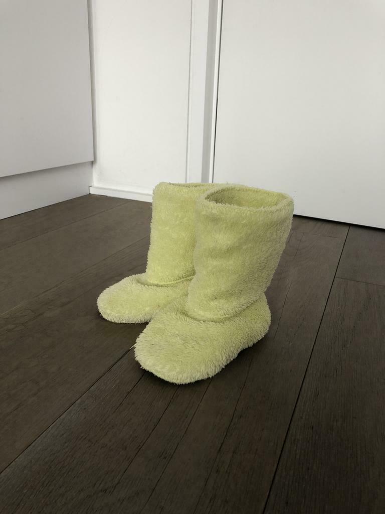 Woody pantoffels lichtgeel maat 26-30, Kinderen en Baby's, Ophalen of Verzenden, Gebruikt, Woody, Jongen of Meisje