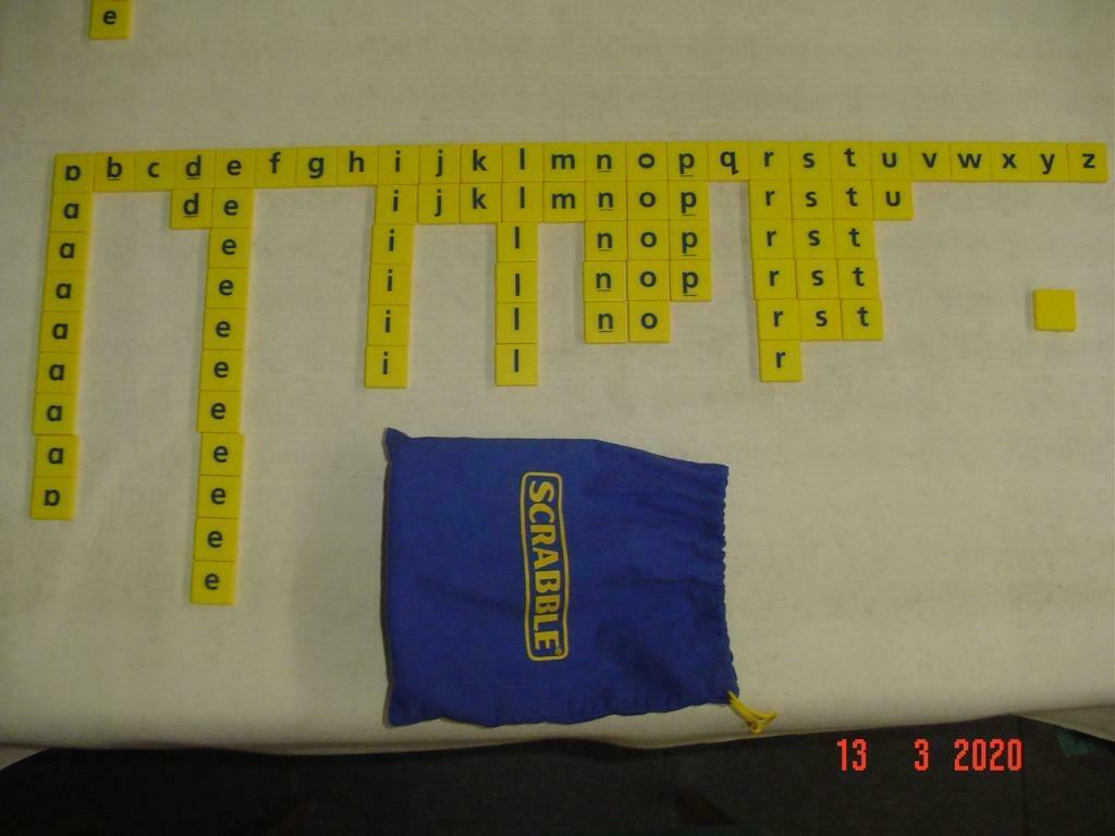 Scrabble Junior plastic  steentjes volledige set ( 84 st ), Ophalen of Verzenden, Zo goed als nieuw