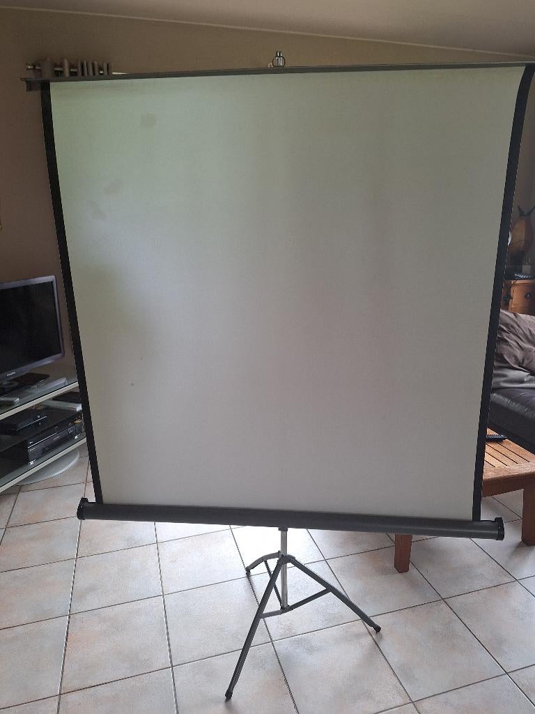 Oprolbaar projectiescherm in metalen frame., Audio, Tv en Foto, Projectieschermen, Ophalen, Handmatig, Gebruikt