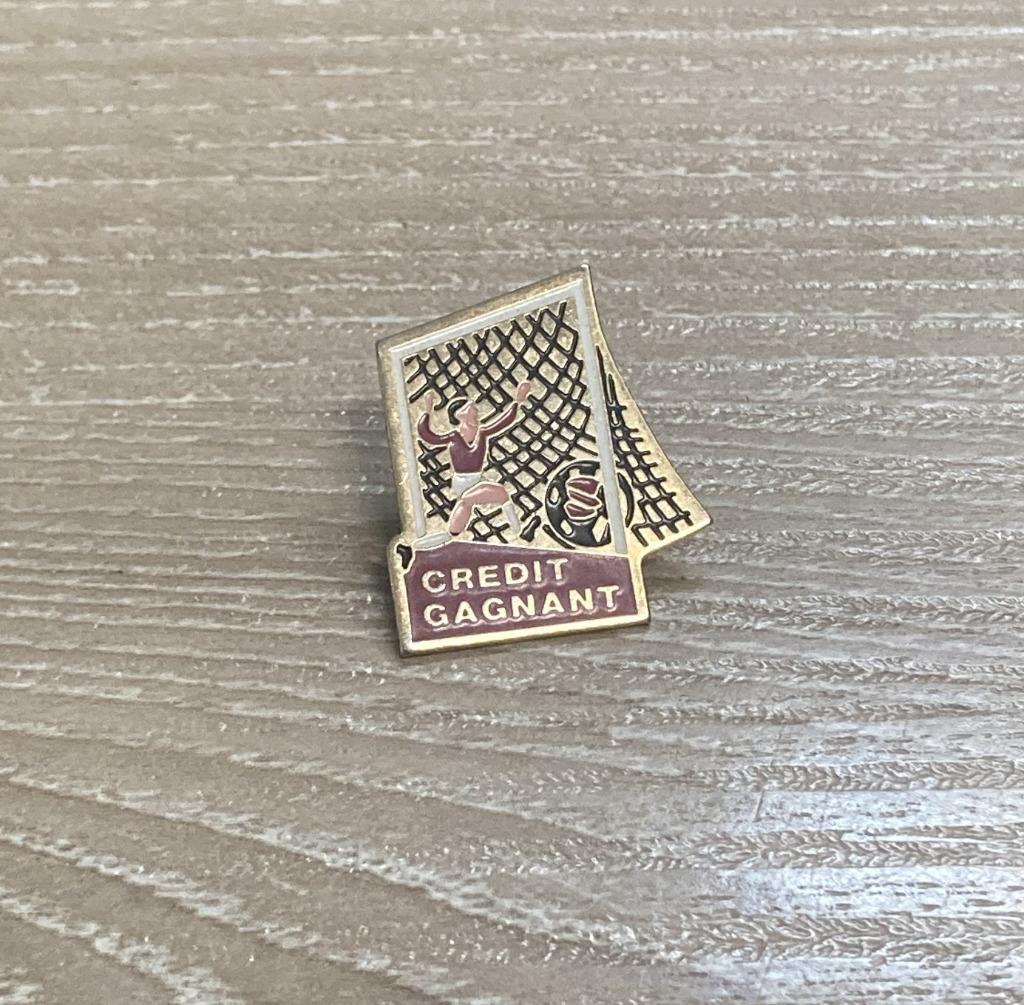 PIN - CREDIT GAGNANT - FOOTBALL - VOETBAL, Envoi, Utilisé, Sport, Insigne ou Pin's