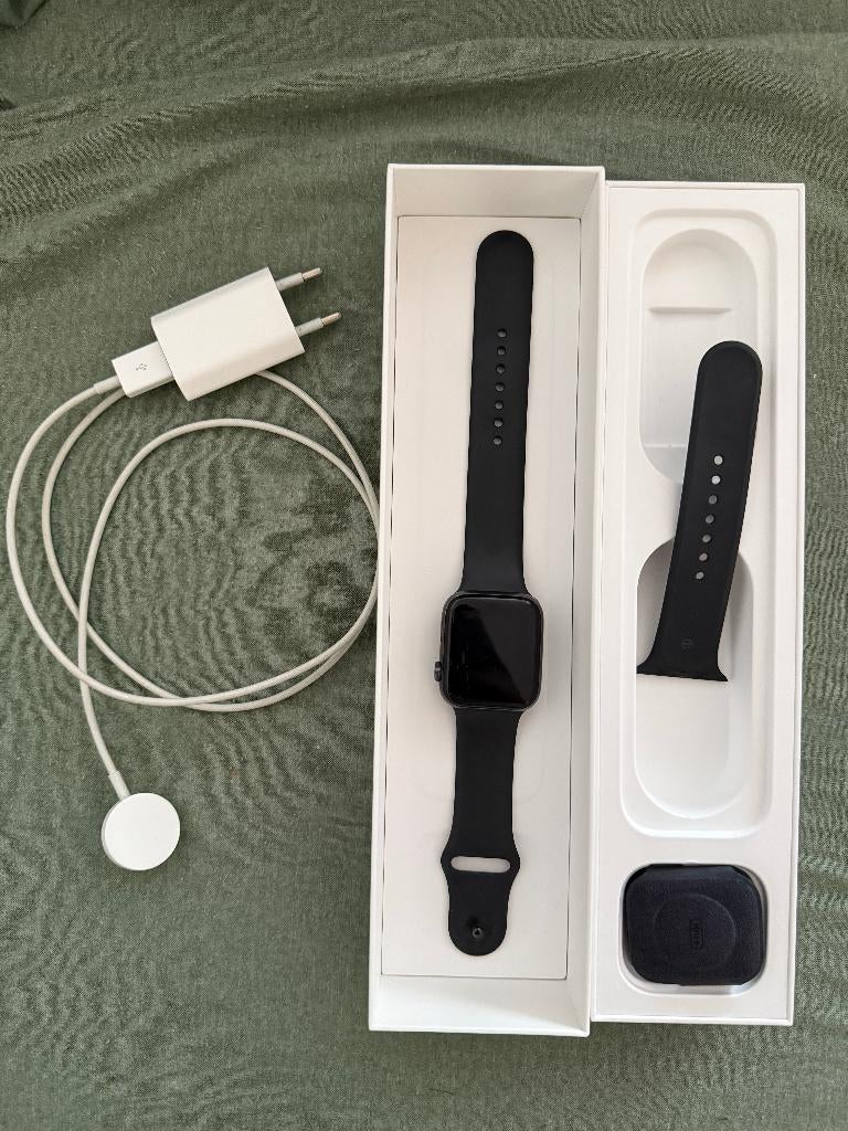 Série Apple Watch gris sidéral 5 44 mm, Étanche, Gris, Avancer d'un pas, IOS