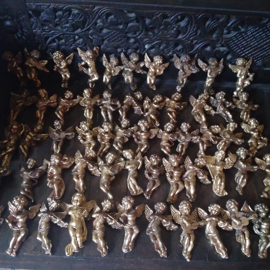 Collection d'anges-anciens en plâtre et dorés. 2 pièces, Envoi