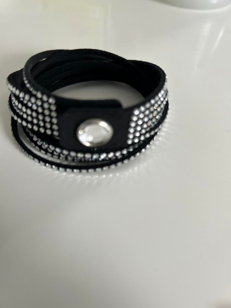 Armband met swarovski  kristallen. ( nieuw), Handtassen en Accessoires, Overige materialen, Zwart, Nieuw, Ophalen