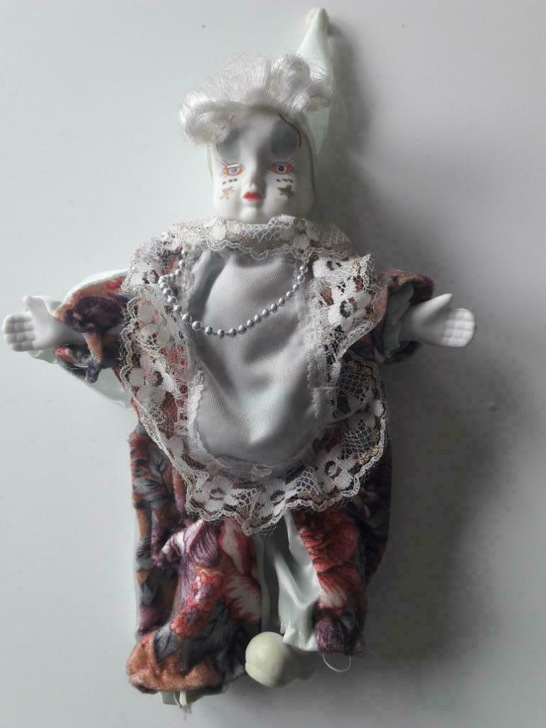 Poupée clown en porcelaine, Enlèvement