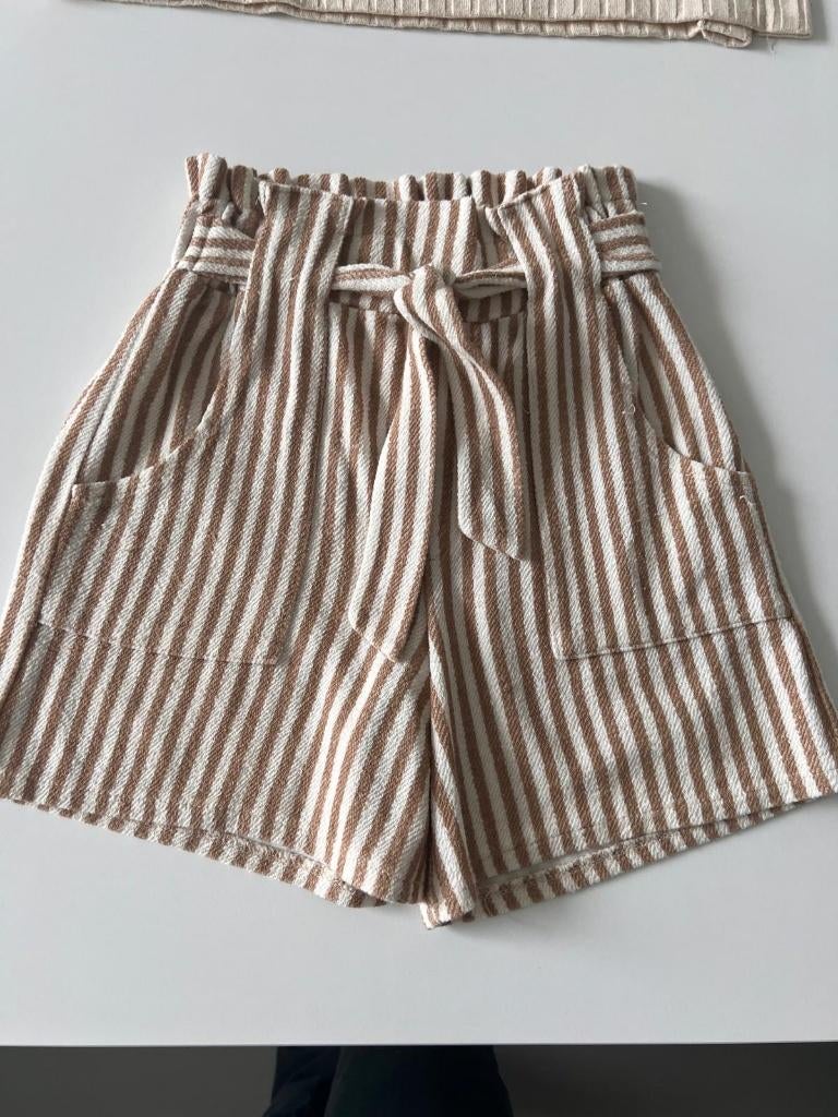 Wit/bruine short maat 128, Kinderen en Baby's, Kinderkleding | Maat 128, Broek, Meisje, Ophalen of Verzenden, Zo goed als nieuw