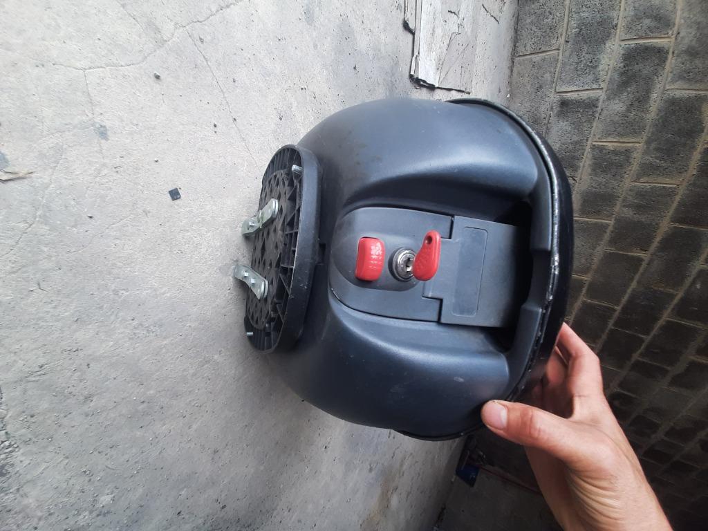 Top caisse moto, Enlèvement