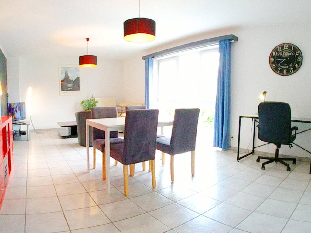 Appartement 2ch + garage, location meublée flexible wifi +TV, 50 m² ou plus, Province de Hainaut