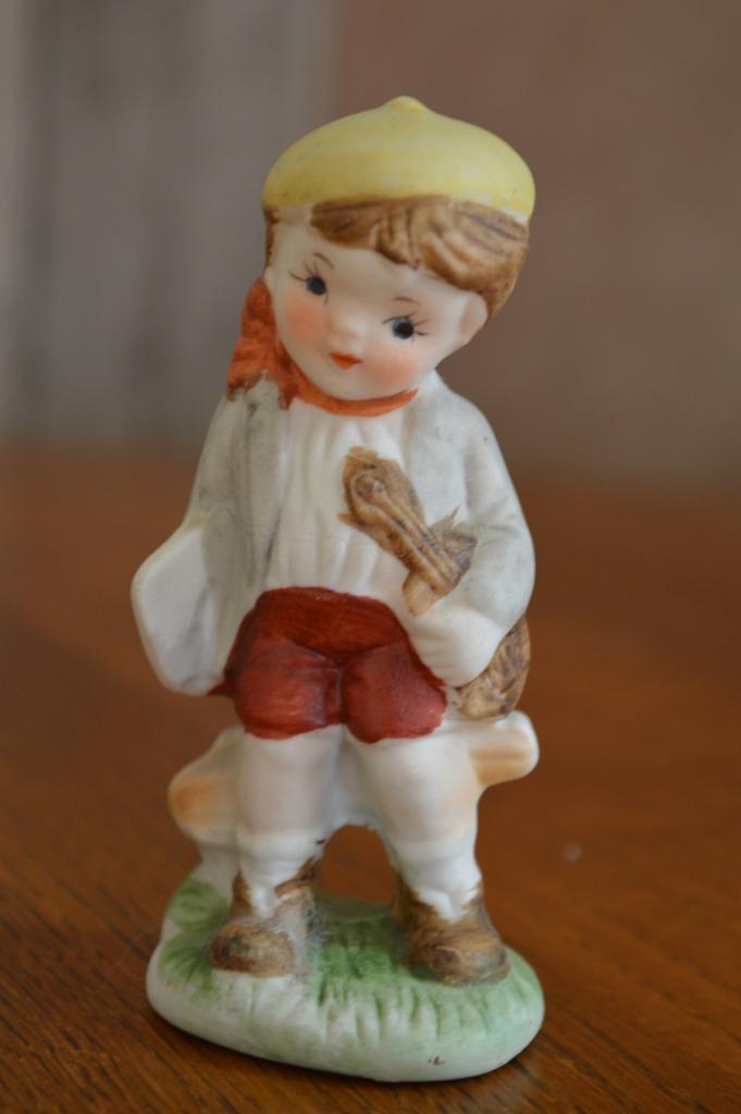 Jongen met viool en boek in de armen hoogte 10 cm, Enlèvement ou Envoi, Comme neuf, Humain