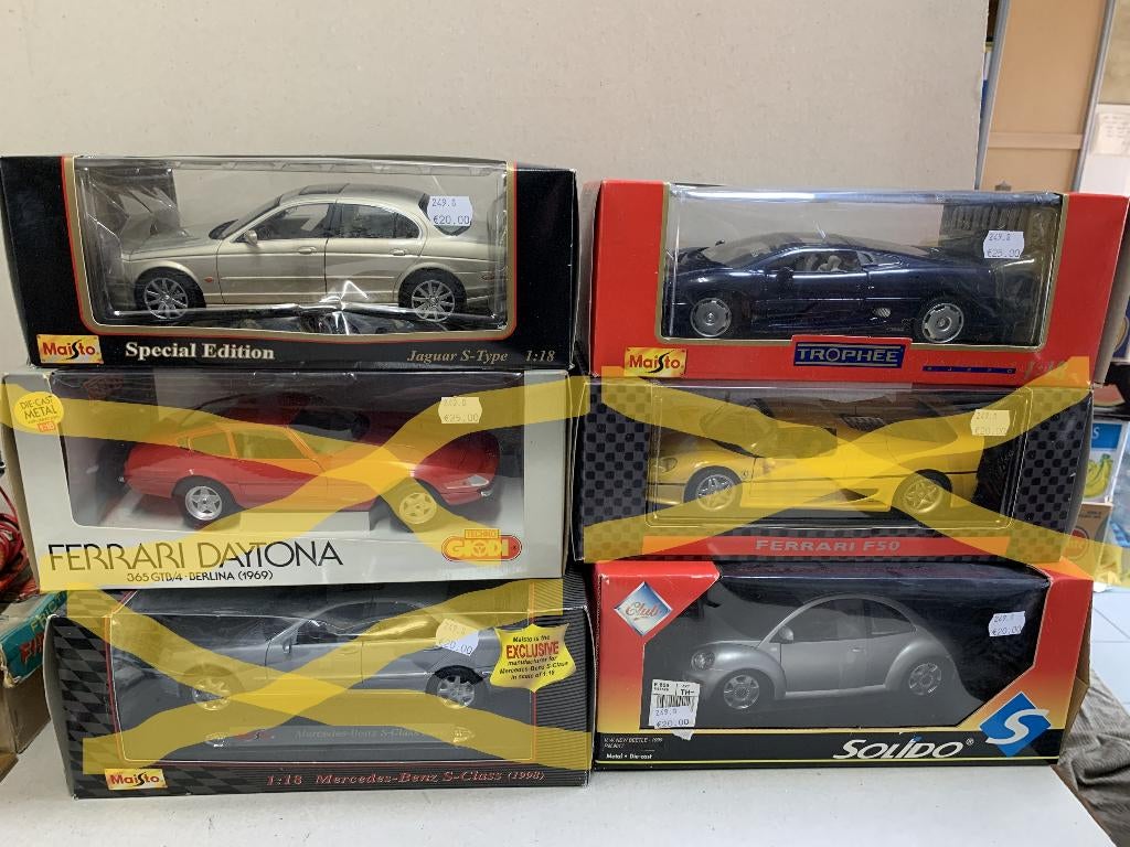 Maisto Solido 1/18 : Ferrari, Jaguar, New Beetle,..., Ophalen, Maisto