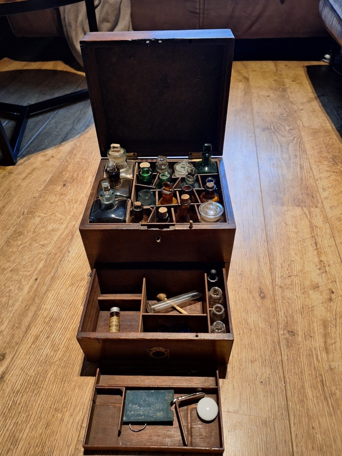apotheek kistje, Ophalen