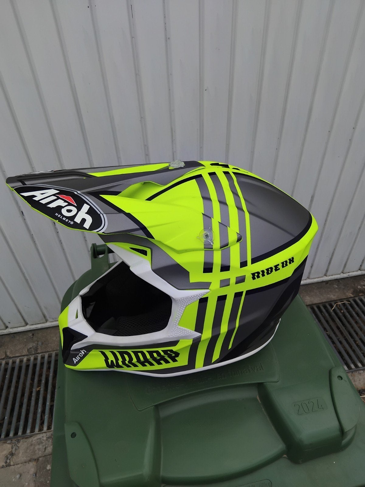 Nieuwe helm maat Large, Ophalen