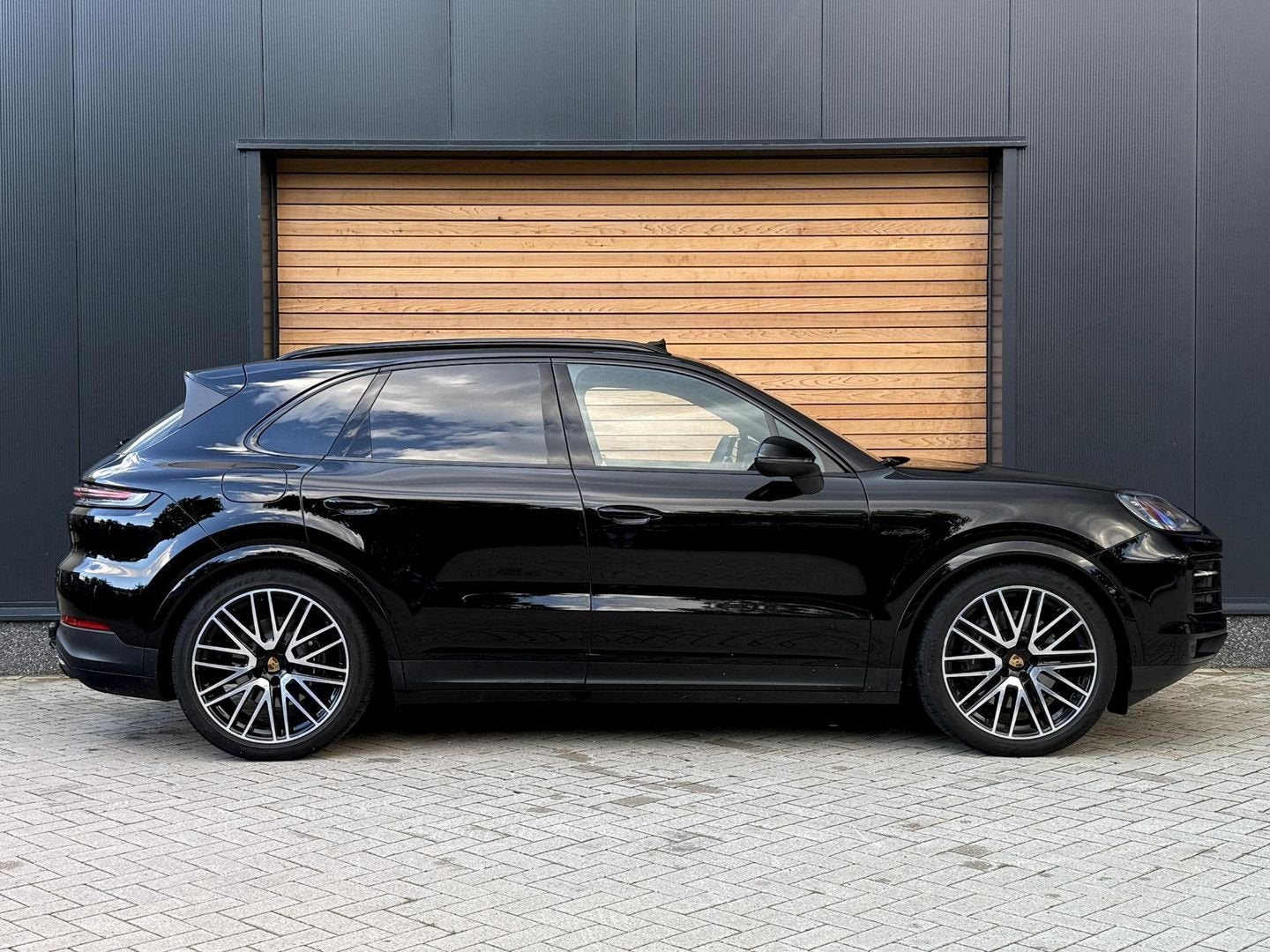 Porsche Cayenne 3.0 E-Hybrid Black Edition MASSAGE|PASSENGER, Automaat, Cayenne, Zwart, Hybride Elektrisch/Benzine
