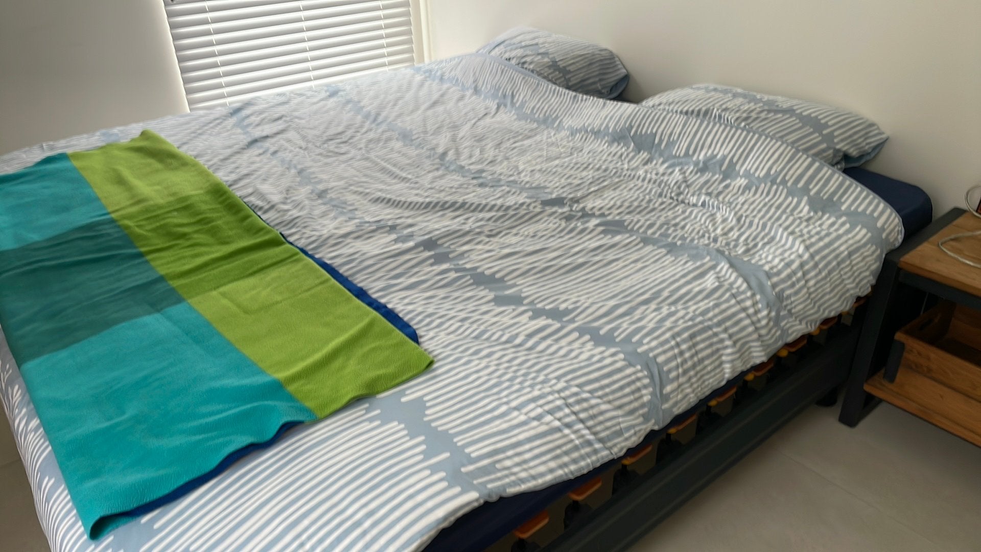 Grand lit double avec sommier à lattes et matelas., Maison & Meubles, Chambre à coucher | Lits, Autres dimensions, Gris, Enlèvement