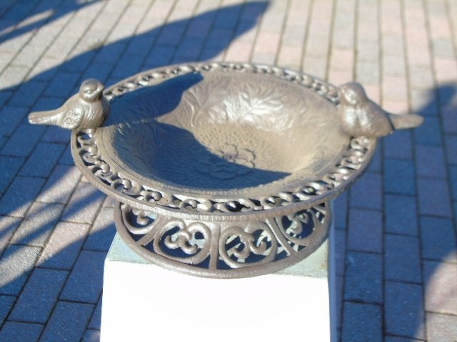 bain d oiseaux en fonte rond pat brun sur socle ., Neuf, Métal, Objet de décoration, Brun